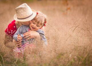 Mama pokazuje swoją miłość do dziecka