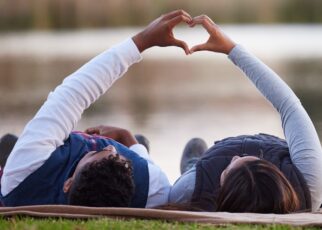 Para śpiewa o miłości nad rzeką