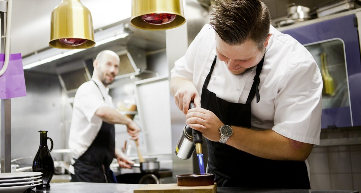 Szef kuchni stosuje zasady bezpieczeństwa pracy