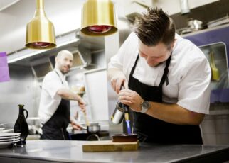 Szef kuchni stosuje zasady bezpieczeństwa pracy