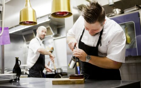 Szef kuchni stosuje zasady bezpieczeństwa pracy