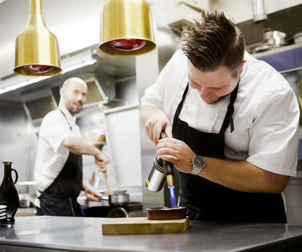 Szef kuchni stosuje zasady bezpieczeństwa pracy